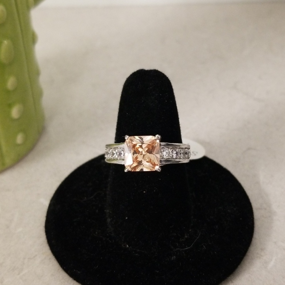Size 7 Beautiful Ring - Picture 2 of 5